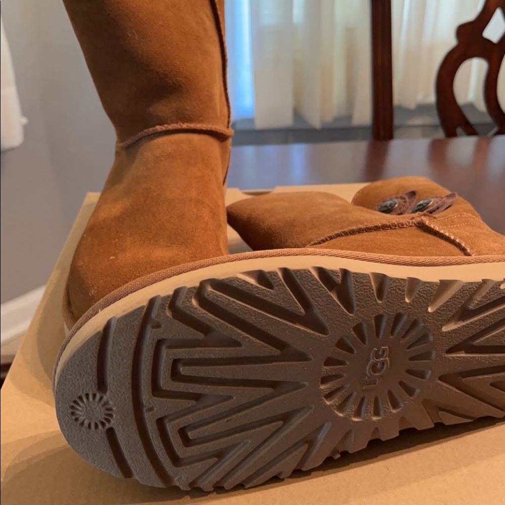 Ugg short button boot